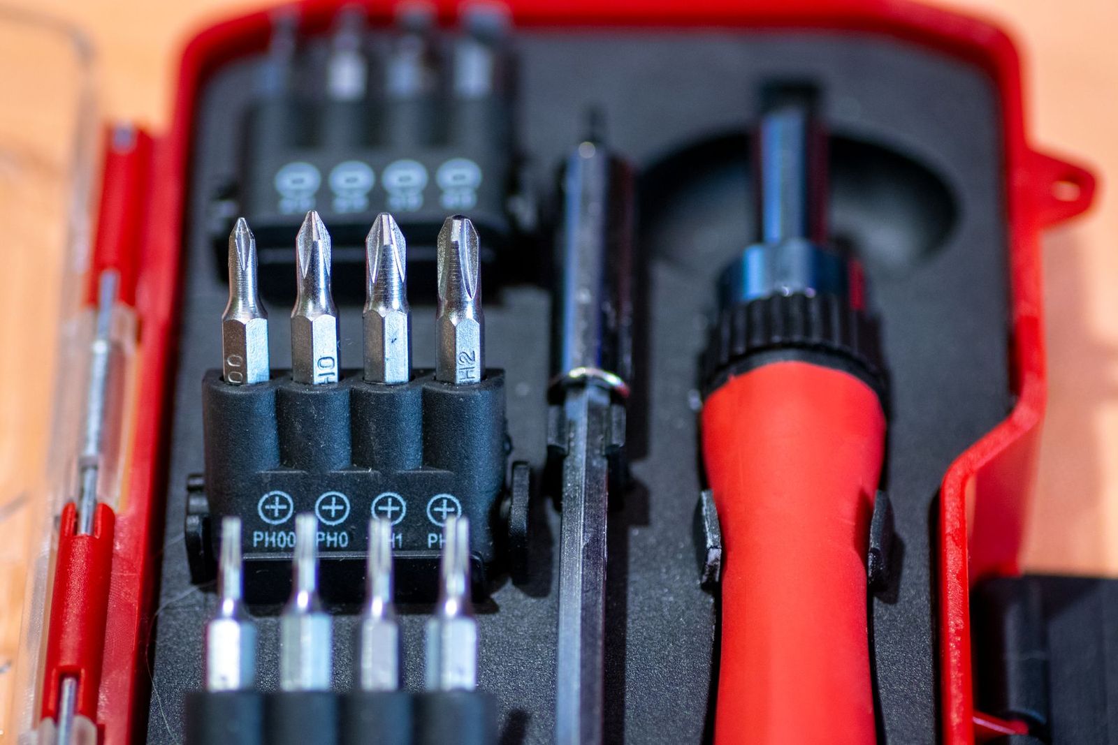 Schraubendreher-Set mit Bits im roten Koffer